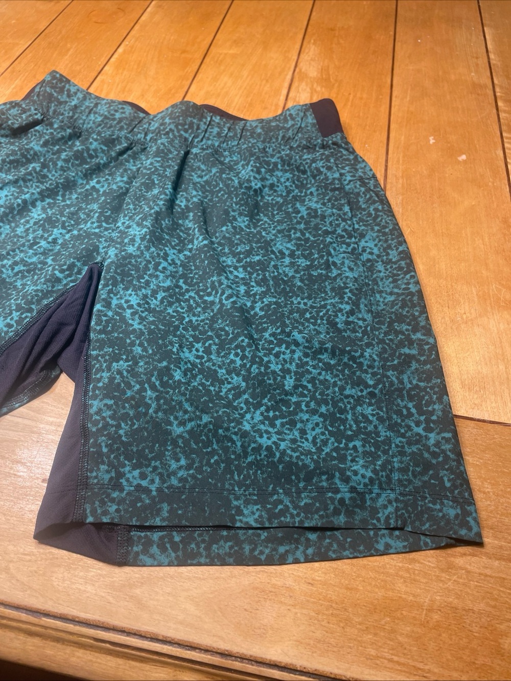 Lululemon T.H.E. Short Green with Spotted AOP Size Large with 9” Inseam LINED
